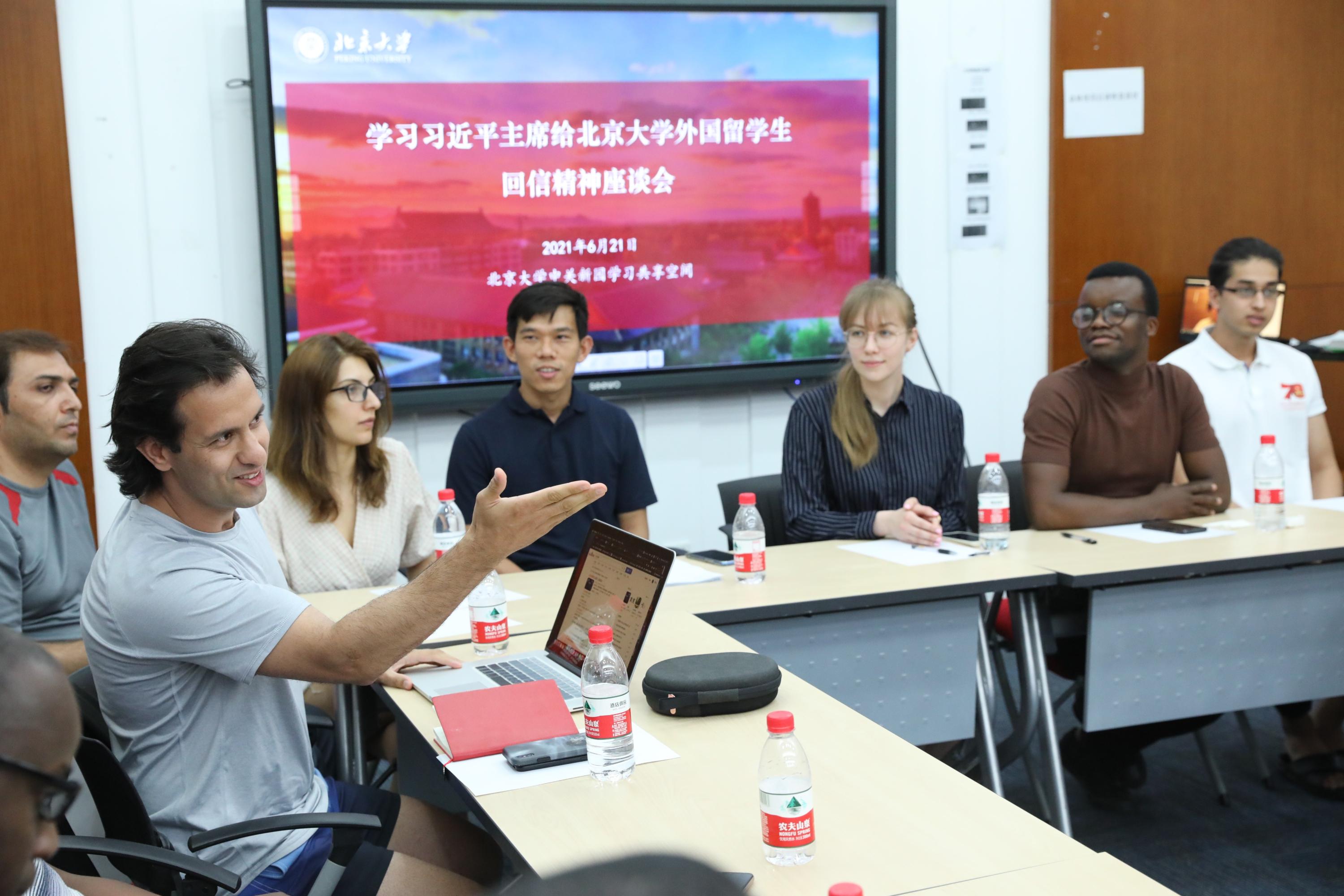 学习座谈会现场，留学生同学们热烈分享