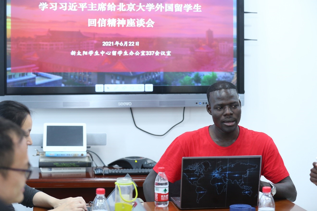 来自国际关系学院的乍得籍博士生托马